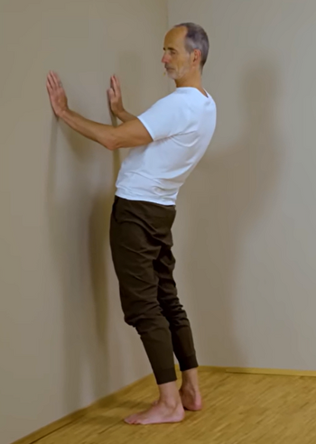 Raztezanje dimelj ob steni