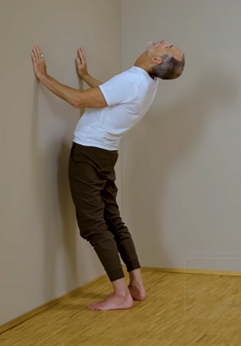 Raztezanje dimelj ob steni