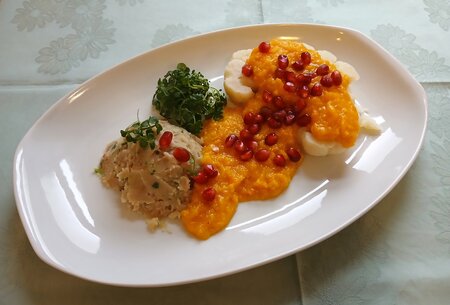 Cvetača v bučno pomarančni omaki